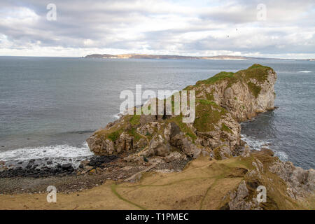 Les ruines de Kinbane Castle et Kinbane Head sur la côte du comté d'Antrim en Irlande du Nord avec l'île de Rathlin dans l'arrière-plan. Banque D'Images