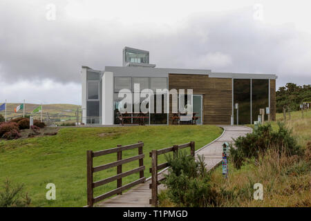 Personne qui entre dans le centre de visiteurs à Ballycroy Parc National dans le comté de Mayo dans l'ouest de l'Irlande. Banque D'Images