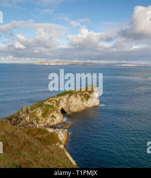 Vue sur Rathin son avec les ruines de Kinbane Castle dans le premier plan et l'île de Rathlin dans l'arrière-plan à travers le son. Banque D'Images