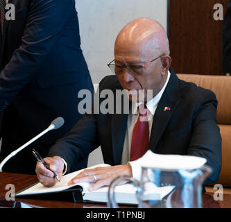 New York, États-Unis. Mar 27, 2019. Le Secrétaire Général des Nations Unies, Antonio Guterres rencontre le général Delfin Lorenzana, Secrétaire de la Défense nationale République des Philippines au Siège des Nations Unies Crédit : Lev Radin/Pacific Press/Alamy Live News Banque D'Images