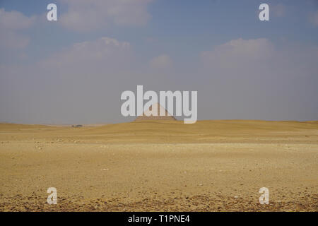 Dahchour, Egypte : Vue de la Pyramide Rouge, la troisième pyramide construite par Ancien Empire Pharaon Sneferu. Banque D'Images