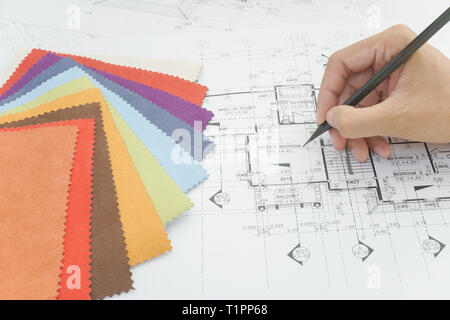 Dessin de mains architectes maison moderne avec des couleurs et des échantillons des matériaux sur creative 24 Banque D'Images