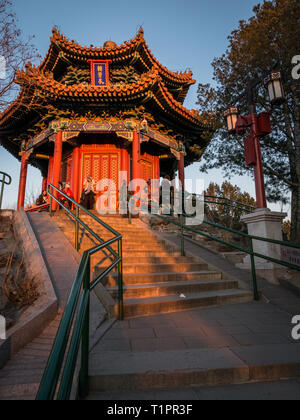 Pavillon chinois rouge classique avec des ornements colorés et les escaliers en premier plan, Parc Jingshan, Beijing, Chine Banque D'Images