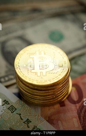 Les Bitcoins sur un dollar des billets en euros. Banque D'Images