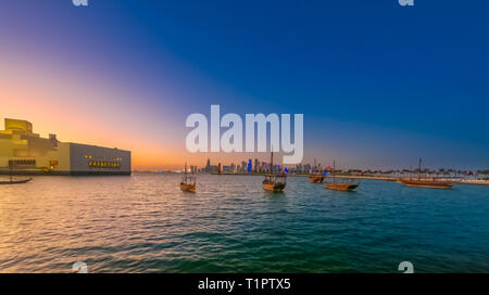 Paysage paysage de bord de mer de la baie de Doha, au crépuscule. Les boutres traditionnels et West Bay skyline at blue hour. Paysage urbain urbaine de Doha, capitale du Qatar Banque D'Images