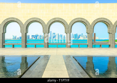 Doha, Qatar - Février 16, 2019 : série d'arches réflexions dans une fontaine à l'intérieur de la piscine Musée d'art islamique du front populaire. Moyen Orient Banque D'Images