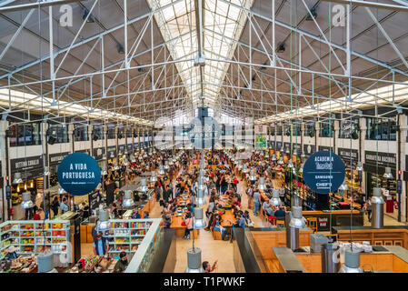 Time Out Lisboa est un marché food hall situé dans le Mercado da Ribeira à Cais do Sodré à Lisbonne, Portugal Banque D'Images