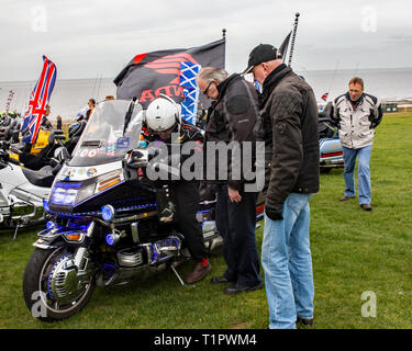 Honda Gold Wing Owner's Club La collecte de fonds se retrouvent sur la place du village sur la falaise à Hunstanton, Norfolk sur une terne et nuageux jour au milieu Banque D'Images