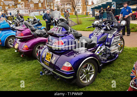 Honda Gold Wing Owner's Club La collecte de fonds se retrouvent sur la place du village sur la falaise à Hunstanton, Norfolk sur une terne et nuageux jour au milieu Banque D'Images