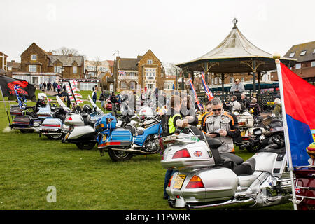 Honda Gold Wing Owner's Club La collecte de fonds se retrouvent sur la place du village sur la falaise à Hunstanton, Norfolk sur une terne et nuageux jour au milieu Banque D'Images