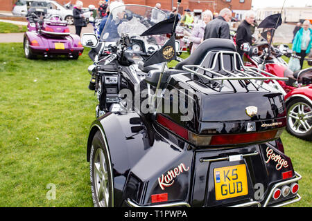 Honda Gold Wing Owner's Club La collecte de fonds se retrouvent sur la place du village sur la falaise à Hunstanton, Norfolk sur une terne et nuageux jour au milieu Banque D'Images