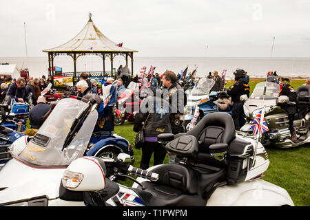 Honda Gold Wing Owner's Club La collecte de fonds se retrouvent sur la place du village sur la falaise à Hunstanton, Norfolk sur une terne et nuageux jour au milieu Banque D'Images