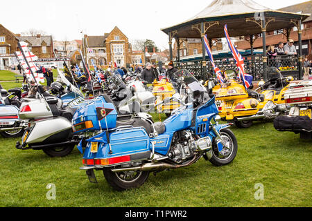 Honda Gold Wing Owner's Club La collecte de fonds se retrouvent sur la place du village sur la falaise à Hunstanton, Norfolk sur une terne et nuageux jour au milieu Banque D'Images