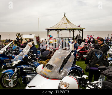 Honda Gold Wing Owner's Club La collecte de fonds se retrouvent sur la place du village sur la falaise à Hunstanton, Norfolk sur une terne et nuageux jour au milieu Banque D'Images