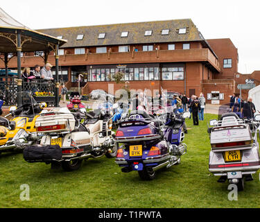 Honda Gold Wing Owner's Club La collecte de fonds se retrouvent sur la place du village sur la falaise à Hunstanton, Norfolk sur une terne et nuageux jour au milieu Banque D'Images