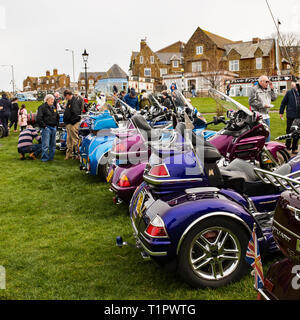 Honda Gold Wing Owner's Club La collecte de fonds se retrouvent sur la place du village sur la falaise à Hunstanton, Norfolk sur une terne et nuageux jour au milieu Banque D'Images