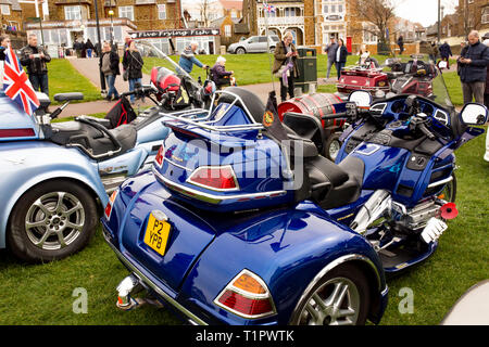 Honda Gold Wing Owner's Club La collecte de fonds se retrouvent sur la place du village sur la falaise à Hunstanton, Norfolk sur une terne et nuageux jour au milieu Banque D'Images