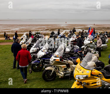 Honda Gold Wing Owner's Club La collecte de fonds se retrouvent sur la place du village sur la falaise à Hunstanton, Norfolk sur une terne et nuageux jour au milieu Banque D'Images