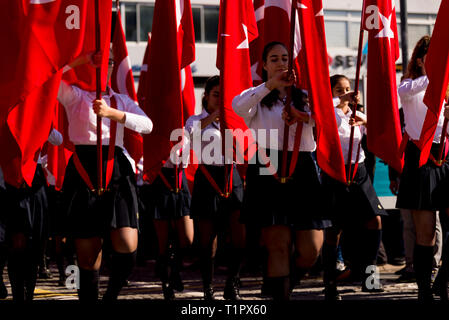 Izmir, Turquie - le 29 octobre 2018 : drapeau turc transportant les élèves au festival de la Journée de la République de Turquie. Banque D'Images