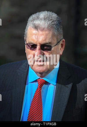 Ancien secrétaire du club Sheffield Wednesday Graham Mackrell, qui est accusé d'avoir enfreint le stade de Hillsborough et certificat de sécurité de la santé et de la sécurité à l'infraction 1989 FA Cup demi-finale, arrive à Preston le Tribunal de la Couronne. Banque D'Images