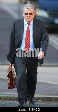 Ancien secrétaire du club Sheffield Wednesday Graham Mackrell, qui est accusé d'avoir enfreint le stade de Hillsborough et certificat de sécurité de la santé et de la sécurité à l'infraction 1989 FA Cup demi-finale, arrive à Preston le Tribunal de la Couronne. Banque D'Images