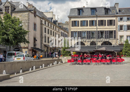 Place Saint Corentin, Quimper, est en face de la cathédrale. C'est une place publique et lieu de rencontre. Cafe du Finistère est occupé avec avec diners. Banque D'Images