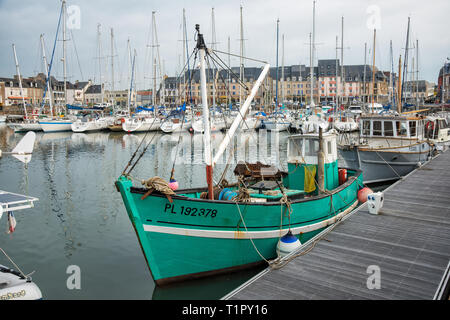 Port de Paimpol, Paimpol, Bretagne, France, Europe. Les bateaux de pêche et de voiliers sont amarrés dans le port. Un petit chalutier est attachés à un taquet. Banque D'Images