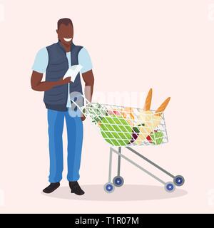 African American man checking liste d'achats professionnels male customer avec chariot Panier acheter des produits dans l'alimentation au personnage de télévision pleine longueur Illustration de Vecteur