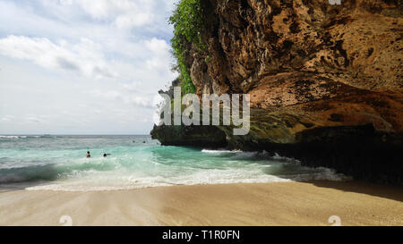 Voir de beaux hidden Suluban Beach à Bali, accessible uniquement pendant la marée basse Banque D'Images