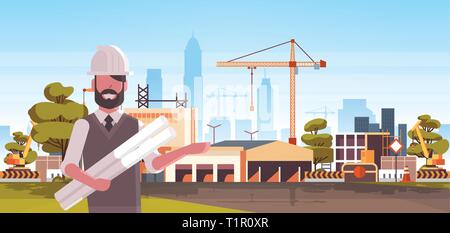Homme architecte à helmet holding rolled up plans sur site de construction grues à tour de ville bâtiments résidentiels construction cityscape skyline Illustration de Vecteur