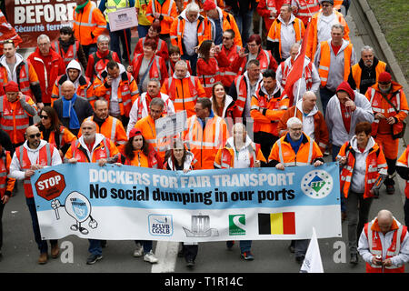 Bruxelles, Belgique. 27 mars 2019. Les représentants européens des syndicats du secteur des transports protester contre le dumping social. Les syndicats ont exigé pour plus d'égalité et les droits sociaux des travailleurs dans le secteur des transports dans l'Union européenne (UE). Alexandros Michailidis/Alamy Live News Banque D'Images