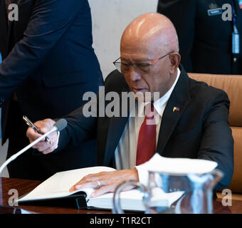 New York, États-Unis. Mar 27, 2019. New York, NY - 27 mars 2019 : Le Secrétaire général de l'ONU, Antonio Guterres rencontre le général Delfin Lorenzana, Secrétaire de la Défense nationale République des Philippines au Siège des Nations Unies Crédit : lev radin/Alamy Live News Banque D'Images