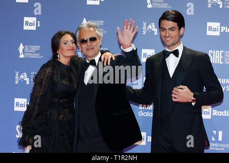 Rome, Italie. 27 Mar 2019. Andrea Bocelli avec famille, sa femme, Veronica Berti et son fils Matteo Rome le 27 mars 2019. 64e cérémonie de remise des prix David di Donatello. photo di Samantha Zucchi/Insidefoto insidefoto Crédit : srl/Alamy Live News Banque D'Images