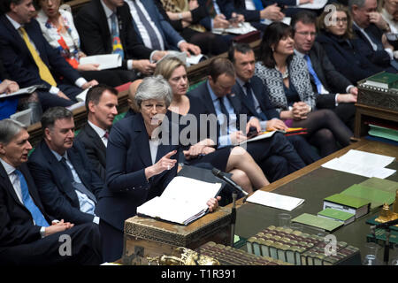 Beijing, Chine. Mar 27, 2019. Le Premier ministre britannique Theresa peut prend la parole lors du premier ministre aux questions à la Chambre des Communes à Londres le 27 mars 2019. Les législateurs britanniques voté massivement le mercredi pour changer la date de départ originale Brexit en droit pour le 12 avril ou le 22 mai. HOC CRÉDIT obligatoire : le Parlement du Royaume-Uni/Jessica Taylor Crédit : Parlement du Royaume-Uni/Jessica Taylor/Xinhua/Alamy Live News Banque D'Images