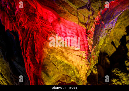 Chongqing. Mar 26, 2019. Photo prise le 26 mars 2019 montre l'intérieur du paysage karstique dans Grotte Furong District Wulong de Chongqing, au sud-ouest de la Chine. La grotte Furong Wulong a été répertorié comme un site du patrimoine naturel mondial de l'UNESCO en 2007. Credit : Liu Chan/Xinhua/Alamy Live News Banque D'Images