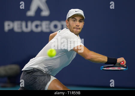 Miami Gardens, Florida, USA. Mar 27, 2019. Mars, 27 - Miami Gardens : Hubert Hurkacz(Pol) perd le premier set 67(3) contre Félix Auger-Aliassime(CAN) au cours de l'Open de Miami 2019 au Hard Rock Stadium de Miami Gardens, FL.(crédit Photo : Andrew Patron/Zuma Press Newswire) Crédit : Andrew Patron/ZUMA/Alamy Fil Live News Banque D'Images