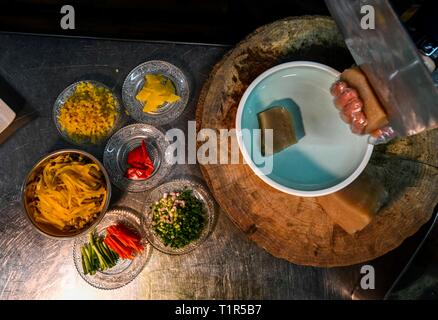 (190328) -- CHONGQING, 28 mars 2019 (Xinhua) -- Chef Liu Chong pickle prépare pour la cuisine au restaurant Daronghe à Chongqing, au sud-ouest de la Chine, 22 mars 2019. L'échelle de l'industrie de la Chine a dépassé 4,97 milliards de pickle yuan (environ 740 millions de dollars américains) en 2017, avec un taux de croissance composé de 7,3 pour cent au cours des cinq dernières années. Selon le gouvernement du district de Fuling à Chongqing, plus de 600 000 agriculteurs locaux sont impliqués dans la plantation de moutarde souches -- la matière première pour la saumure. En 2017, 1,6 millions de tonnes de moutarde de souches ont été produits, qui ont été faites en 470, Banque D'Images