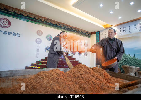 (190328) -- CHONGQING, 28 mars 2019 (Xinhua) -- Li Resort Yard (R), un héritier de la technique, fait de Fuling pickle pickles de manière traditionnelle lors d'un atelier à Chongqing, au sud-ouest de la Chine, le 9 février 2017. L'échelle de l'industrie de la Chine a dépassé 4,97 milliards de pickle yuan (environ 740 millions de dollars américains) en 2017, avec un taux de croissance composé de 7,3 pour cent au cours des cinq dernières années. Selon le gouvernement du district de Fuling à Chongqing, plus de 600 000 agriculteurs locaux sont impliqués dans la plantation de moutarde souches -- la matière première pour la saumure. En 2017, 1,6 millions de tonnes de moutarde de souches ont été Banque D'Images