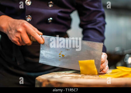 (190328) -- CHONGQING, 28 mars 2019 (Xinhua) -- Chef Liu Chong pickle prépare pour la cuisine au restaurant Daronghe à Chongqing, au sud-ouest de la Chine, 22 mars 2019. L'échelle de l'industrie de la Chine a dépassé 4,97 milliards de pickle yuan (environ 740 millions de dollars américains) en 2017, avec un taux de croissance composé de 7,3 pour cent au cours des cinq dernières années. Selon le gouvernement du district de Fuling à Chongqing, plus de 600 000 agriculteurs locaux sont impliqués dans la plantation de moutarde souches -- la matière première pour la saumure. En 2017, 1,6 millions de tonnes de moutarde de souches ont été produits, qui ont été faites en 470, Banque D'Images