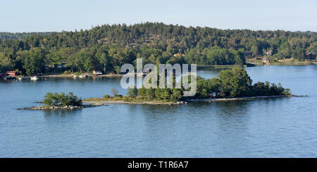 13 juillet 2018, la Suède, Stockholm : Archipel de maisons et les jetées près de la capitale suédoise. L'archipel de Stockholm est constitué d'environ 30 000 îles, récifs et rochers. Photo : Holger Hollemann/dpa Banque D'Images