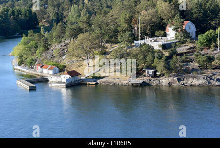 13 juillet 2018, la Suède, Stockholm : Archipel de maisons et les jetées près de la capitale suédoise. L'archipel de Stockholm est constitué d'environ 30 000 îles, récifs et rochers. Photo : Holger Hollemann/dpa Banque D'Images