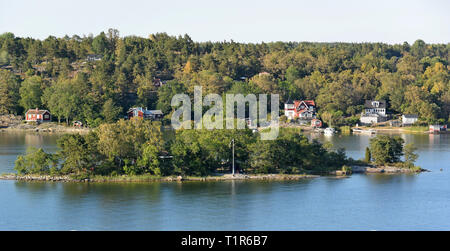 13 juillet 2018, la Suède, Stockholm : Archipel de maisons et les jetées près de la capitale suédoise. L'archipel de Stockholm est constitué d'environ 30 000 îles, récifs et rochers. Photo : Holger Hollemann/dpa Banque D'Images