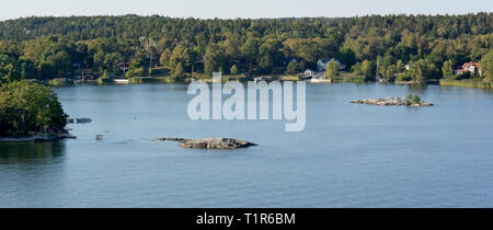 13 juillet 2018, la Suède, Stockholm : Archipel de maisons et les jetées près de la capitale suédoise. L'archipel de Stockholm est constitué d'environ 30 000 îles, récifs et rochers. Photo : Holger Hollemann/dpa Banque D'Images