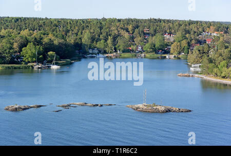 13 juillet 2018, la Suède, Stockholm : Archipel de maisons et les jetées près de la capitale suédoise. L'archipel de Stockholm est constitué d'environ 30 000 îles, récifs et rochers. Photo : Holger Hollemann/dpa Banque D'Images