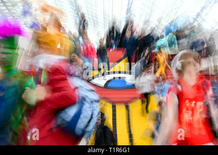 Leipzig, Allemagne. 24Th Mar, 2019. Les visiteurs marchent dans les escaliers dans le hall vitré avec le logo de la Foire du livre de Leipzig (photo avec une longue exposition). Credit : Jens Kalaene Zentralbild-/dpa/dpa/Alamy Live News Banque D'Images