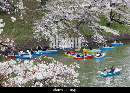 Tokyo, Japon. 28 mars 2019. Les habitants et les touristes profiter des cerisiers connu sous le nom de Sakura dans des bateaux à Chidorigafuchi parc sur les douves du Palais Impérial à Tokyo, Japon. Affichage de la fleur de cerisier, Sakura, ou est devenu quelque chose d'un passe-temps national pour les Japonais, et est un atout considérable pour les touristes. Durant que d'environ deux semaines, il s'assure que les zones les plus populaires sont toujours bondés et en prenant un tour en bateau sur la douve du château est l'un des moyens les plus populaires de voir les fleurs. Crédit : Paul Brown/Alamy Live News Banque D'Images