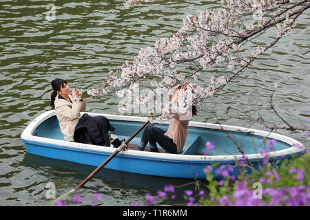 Tokyo, Japon. 28 mars 2019. Les habitants et les touristes profiter des cerisiers connu sous le nom de Sakura dans des bateaux à Chidorigafuchi parc sur les douves du Palais Impérial à Tokyo, Japon. Affichage de la fleur de cerisier, Sakura, ou est devenu quelque chose d'un passe-temps national pour les Japonais, et est un atout considérable pour les touristes. Durant que d'environ deux semaines, il s'assure que les zones les plus populaires sont toujours bondés et en prenant un tour en bateau sur la douve du château est l'un des moyens les plus populaires de voir les fleurs. Crédit : Paul Brown/Alamy Live News Banque D'Images