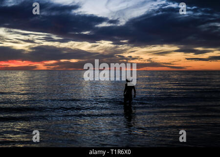 Adélaïde, Australie. Mar 28, 2019. Un nageur qui se profile au cours d'une belle plage de Grange à ocean sunset Crédit : Adélaïde amer ghazzal/Alamy Live News Banque D'Images