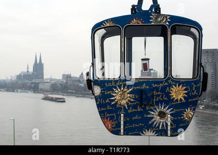 28 mars 2019, en Rhénanie du Nord-Westphalie, Köln : un téléphérique gondola du téléphérique de flotteurs de Cologne sur le Rhin. Après plus d'un ans et demi d'une pause forcée, le téléphérique de Cologne est de retour sur la route. Le téléphérique est hors service depuis l'été 2017 après une urgence. À cette époque, 75 personnes de les gondoles sur le Rhin a dû être encordés et l'emportèrent à la sécurité. Photo : Federico Gambarini/dpa Banque D'Images