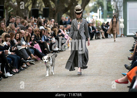 Athènes, Grèce. Mar 28, 2019. Le designer grec Vassilis Zoulias montrent les défilés de mode à l'extérieur du hall Zappeion 25e Xclusive Designers d'Athènes, Grèce, semaine du 28 mars 2019. Credit : Elias Verdi/Alamy Live News Banque D'Images